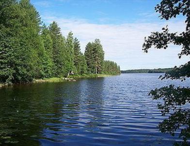 Mäntymotelli - 3х звездочный кемпинг расположенный на озере Peruvesi. Ресторан, пляж, сауна, бассейн, теннис, мини-гольф, волейбол, лодки, детская площадка и многое др.