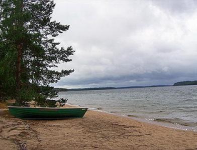 Campsite Mäntyrannan Lomakylä - 3х звездочный кемпинг расположенный на озере Пурувеси. Бадминтон, теннис, сауна, волейбол, скутеры, лодки, лыжи и многое др.